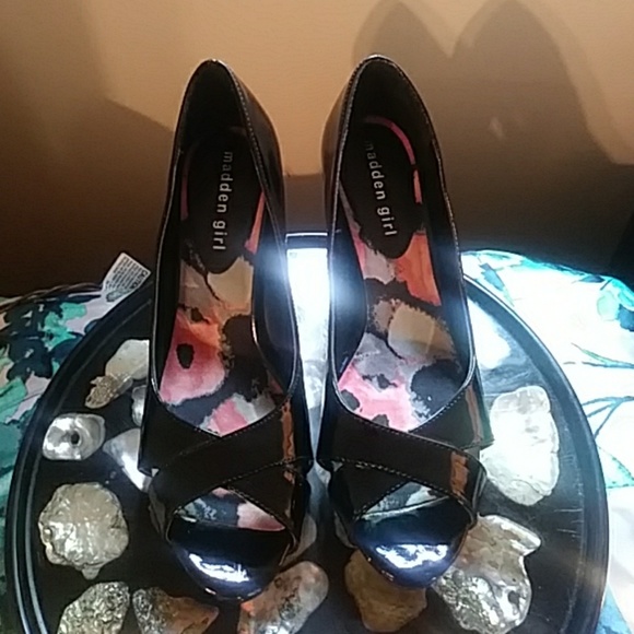 Madden Girl Shoes - ⭐HP⭐🆕WOT Madden Girl Peeptoe Pumps